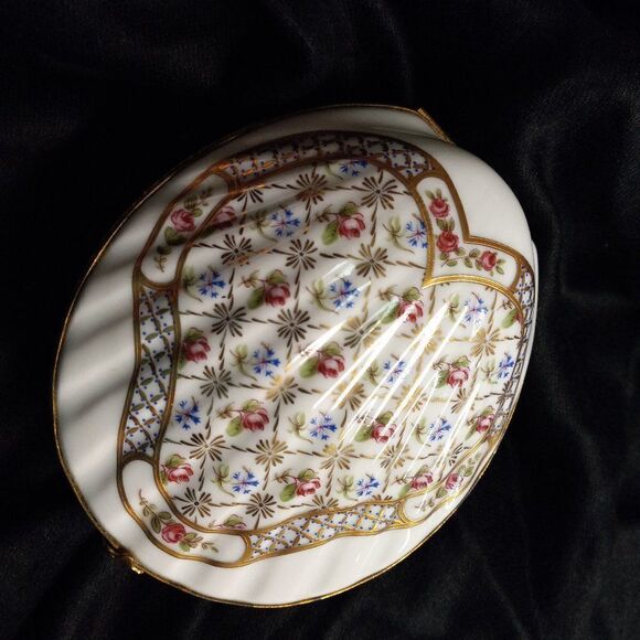 Limoges, France, Clamshell with bracelet - Picture 2 of 10